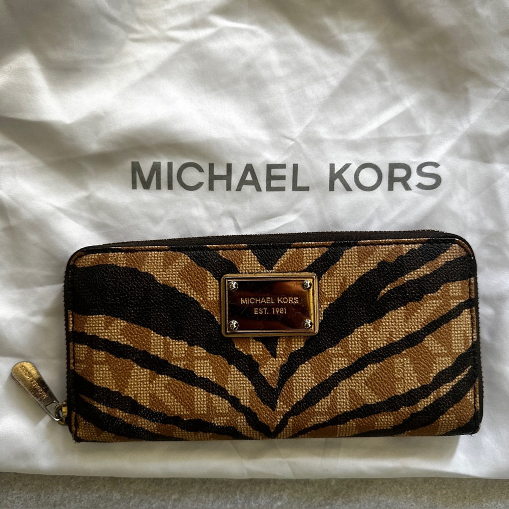 Rare Michael Kors Jet Set Travel Continental wallet safari print w/gold hardware